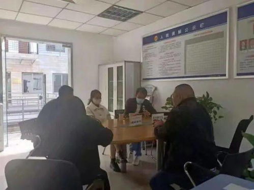 法律咨询进社区，为民服务暖人心